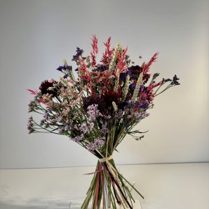 Ramo de flores secas en tonos rosas y morado