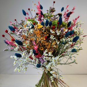 ramo colorido de flores secas con colores azul, lila, rosa, verde y blanco