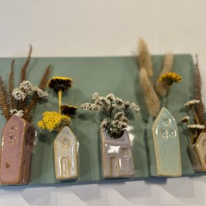 Colgante de pared con casitas y flor seca