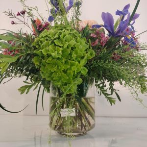 Bouquet de colores variados en jarrón de cristal