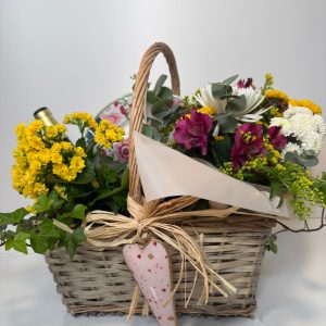 Cesta con Vino y plantas