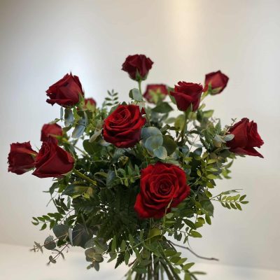 Ramo de rosas rojas con ramaje verde variado
