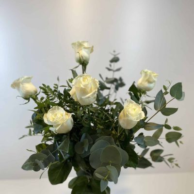 precioso ramo de rosas blancas con ramaje verde