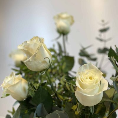 precioso ramo de rosas blancas con ramaje verde