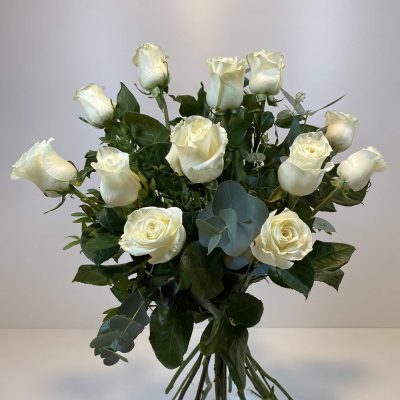 precioso ramo de rosas blancas con ramaje verde