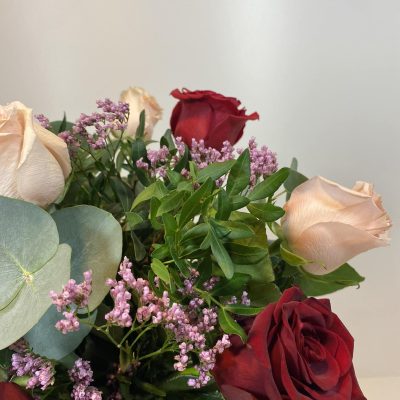 Precioso ramo de rosas en dos colores, rosa y rojo.