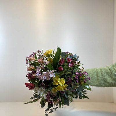 Ramo de alstroemeria en colores variados, acompañada de verdes y flores variadas.