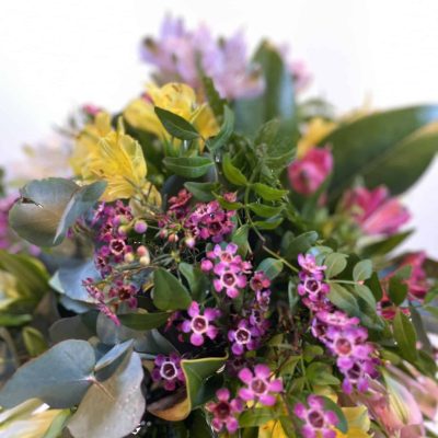 Ramo de alstroemeria en colores variados, acompañada de verdes y flores variadas.