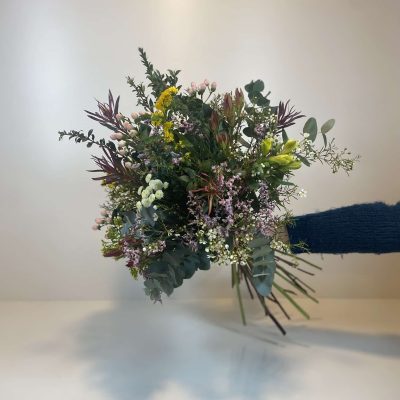 Ramo silvestre de flores variadas en tonos amarillo, granate y rosas
