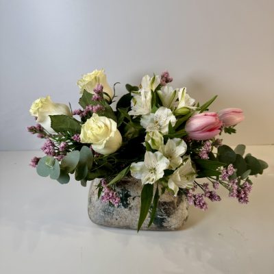 centro rustico con flores variadas como, rosas, lilium, tulipanes, entre otras.