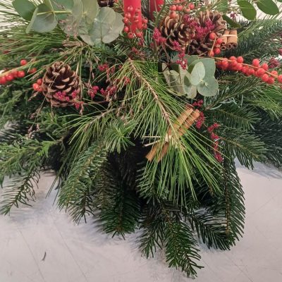 Centro navideño con velas