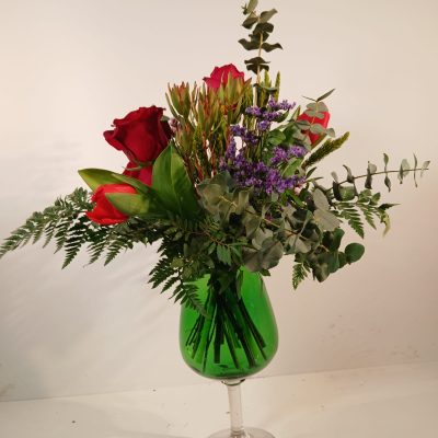 Copa con rosas rojas