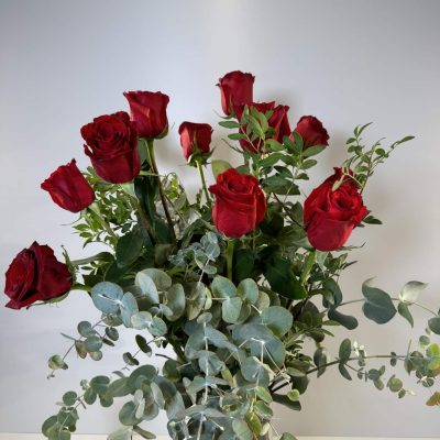 Jarrón de cristal con 12 rosas rojas