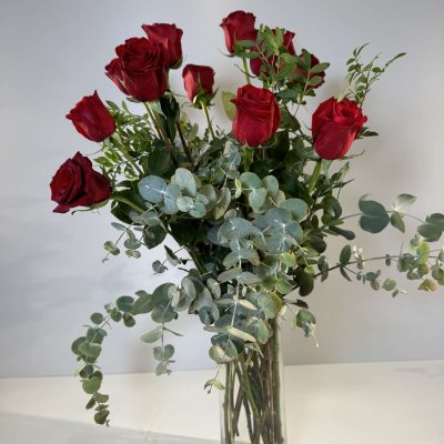 Jarrón de cristal con 12 rosas rojas