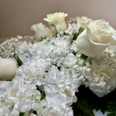 Arreglo para difunto en forma de cruz con rosas blancas y claveles