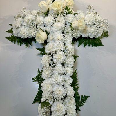 Arreglo para difunto en forma de cruz con rosas blancas y claveles
