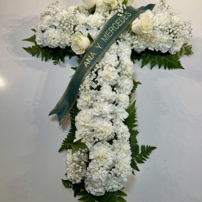 Arreglo para difunto en forma de cruz con rosas blancas y claveles