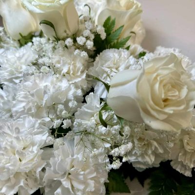 Arreglo para difunto en forma de cruz con rosas blancas y claveles