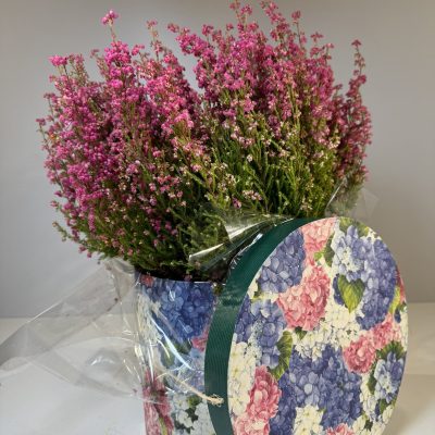 Colorida bombonera con flores de brezo