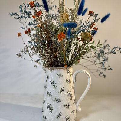 Jarra con flores secas azul