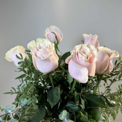 Ramo de rosas rosas con verdes variados